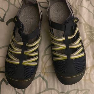 JBU women’s sandals